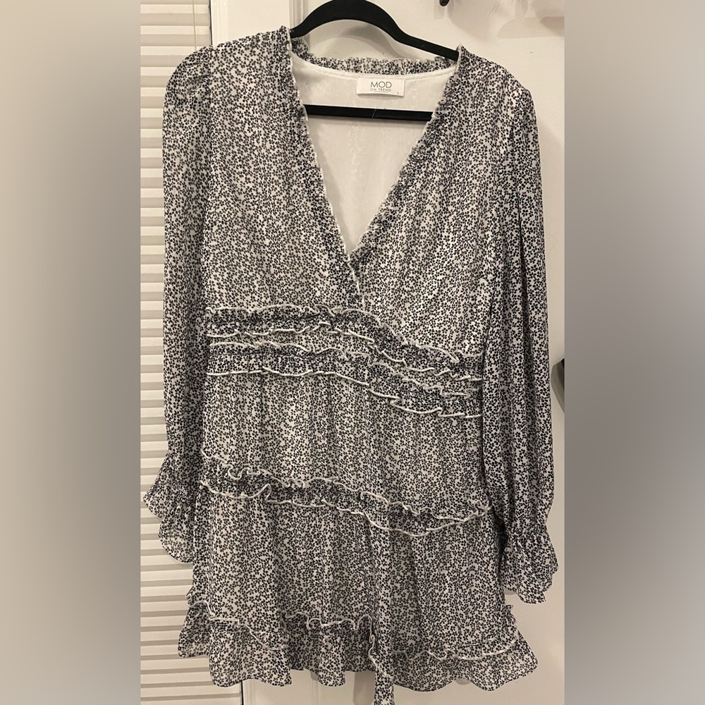 Mini dress 
Black and white, small floral design 
Mid brand 
Size Medium